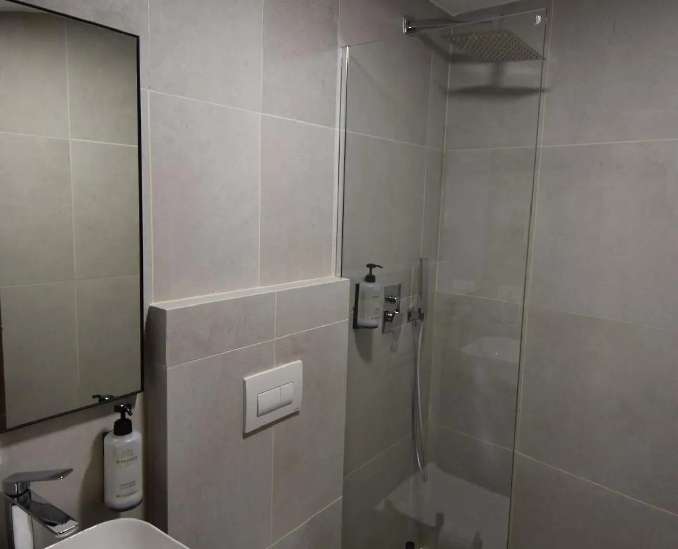 Aqueduct Inn Gjirokaster 0*,