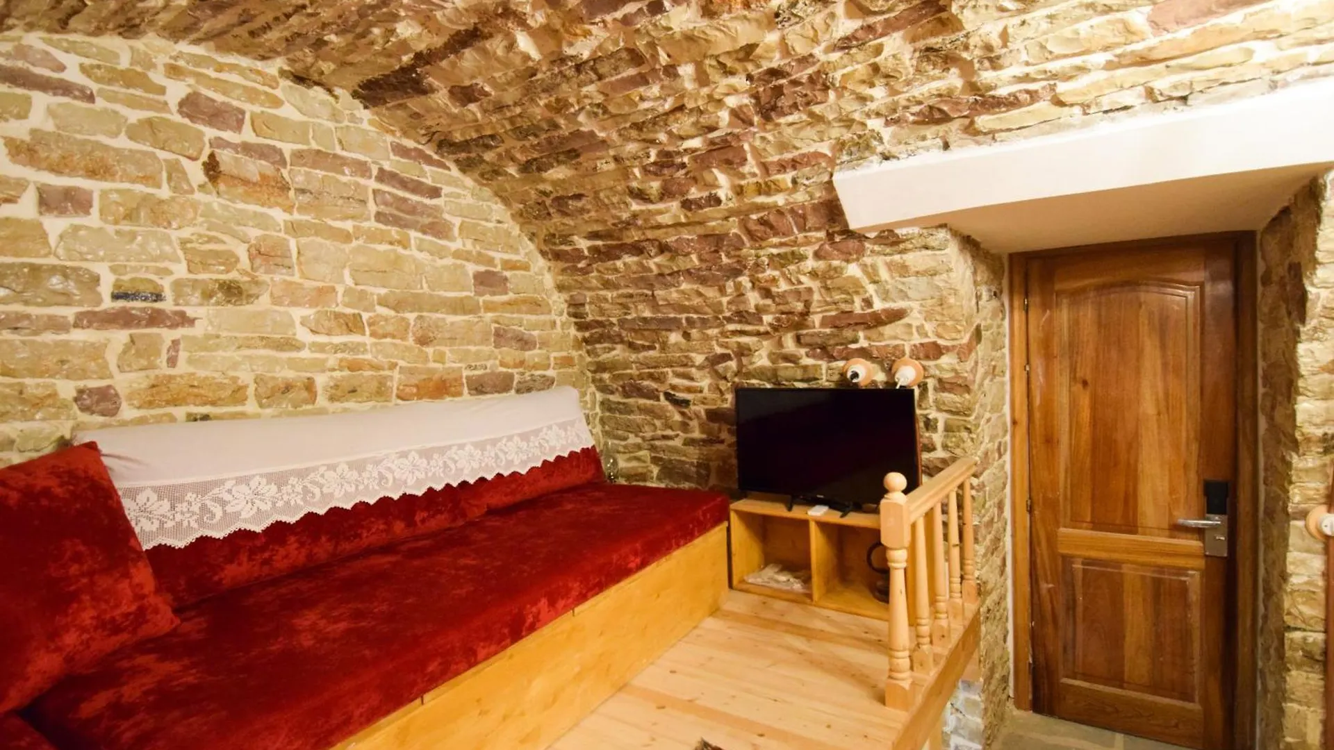 Aqueduct Inn Gjirokaster 0*,